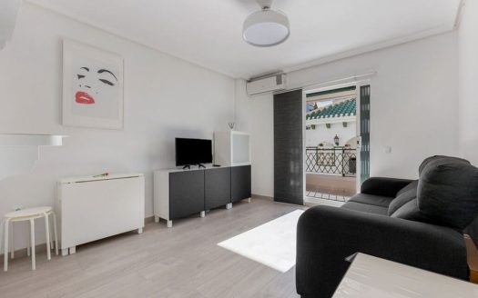 Słoneczny apartament z tarasem – tylko 200 m od plaży La Mata