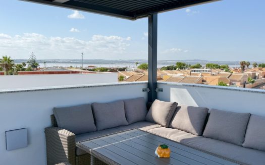 Nowoczesna willa z prywatnym basenem i solarium z widokiem na jezioro w Torrevieja