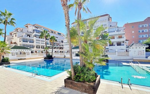 Słoneczny apartament z tarasem – tylko 200 m od plaży La Mata