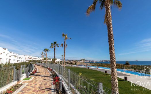 Bungalow w pierwszej linii brzegowej z bocznym widokiem na morze w Andaluzji