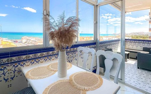 Odnowione mieszkanie z panoramicznym widokiem na morze i licencją turystyczną!