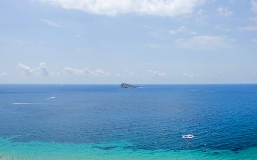 Nowy, w pełni umeblowany apartament na 19 piętrze w Benidorm z 3 sypialniami i 2 łazienkami