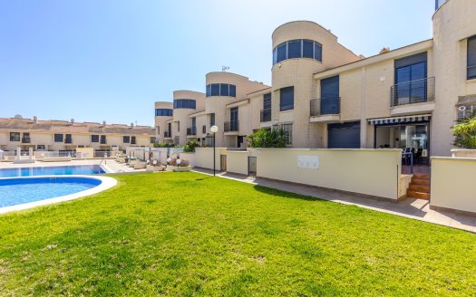Dom przy plaży na sprzedaż w Cabo Roig -idealny dla rodziny, 3 sypialnie, basen, garaż, Orihuela Costa