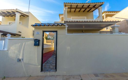 Dom na sprzedaż w Las Filipinas, Orihuela Costa – 3 sypialnie, basen, solarium i szkoły międzynarodowe w pobliżu