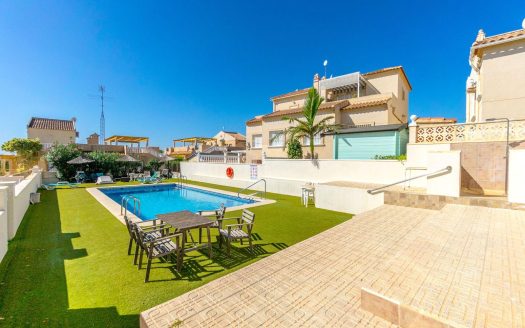 Dom na sprzedaż w Las Filipinas, Orihuela Costa – 3 sypialnie, basen, solarium i szkoły międzynarodowe w pobliżu