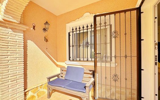Dom na sprzedaż w Villamartín, Orihuela Costa – solarium, baseny i idealna lokalizacja dla rodziny