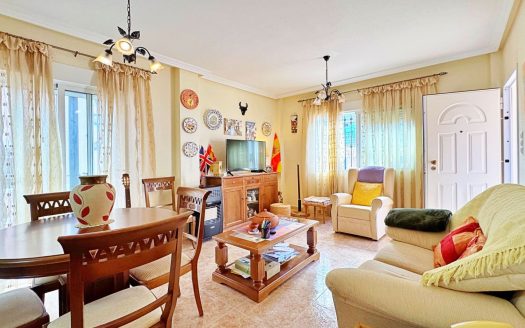 Dom na sprzedaż w Villamartín, Orihuela Costa – solarium, baseny i idealna lokalizacja dla rodziny