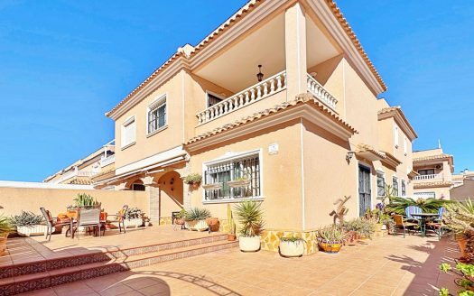 Dom na sprzedaż w Villamartín, Orihuela Costa – solarium, baseny i idealna lokalizacja dla rodziny
