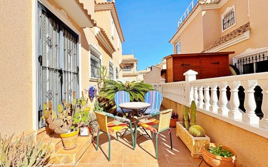 Dom na sprzedaż w Villamartín, Orihuela Costa – solarium, baseny i idealna lokalizacja dla rodziny