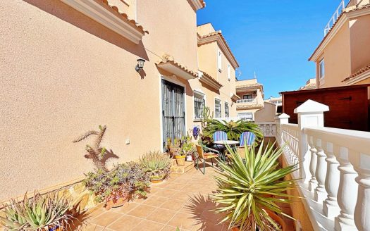 Dom na sprzedaż w Villamartín, Orihuela Costa – solarium, baseny i idealna lokalizacja dla rodziny