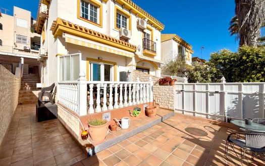 Dom z widokiem na morze na sprzedaż w La Mata, Torrevieja – 3 sypialnie | basen | 100 m od plaży