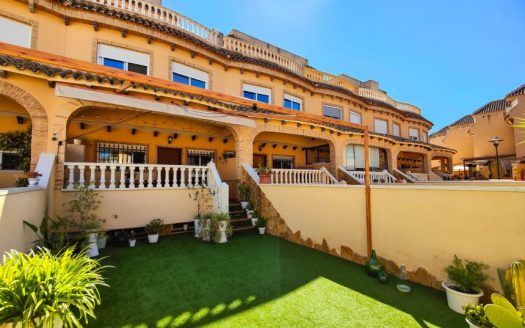 Dom szeregowy z solarium i basenem w Guardamar del Segura – Los Estaños, Costa Blanca