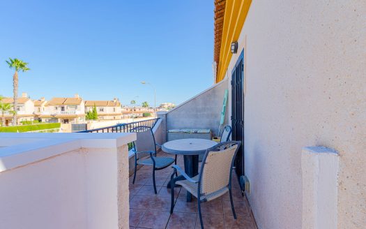 Dom narożny w Playa Flamenca z solarium i basenem – Costa Blanca