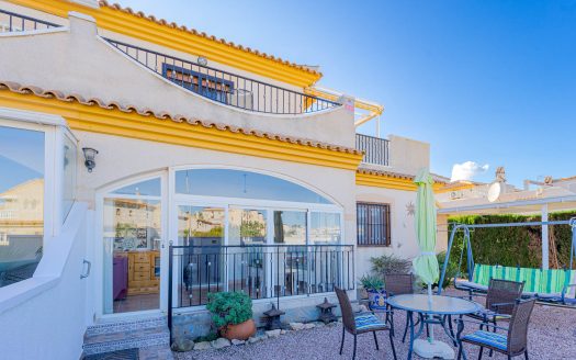 Dom narożny w Playa Flamenca z solarium i basenem – Costa Blanca