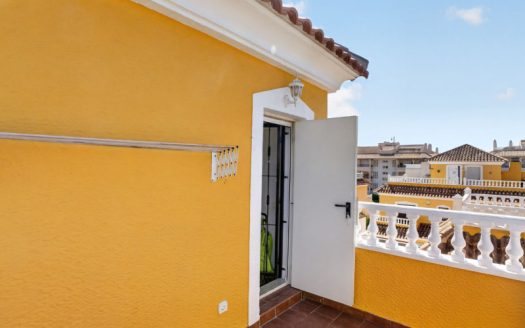Dom na sprzedaż w Playa Flamenca – 3 sypialnie, ogród i solarium