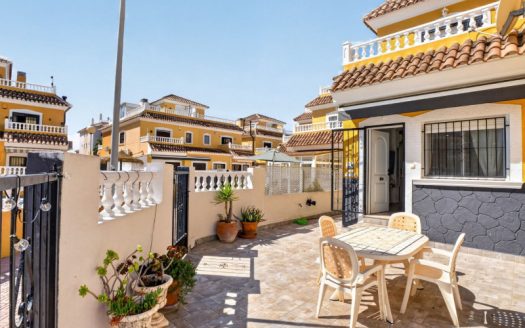 Dom na sprzedaż w Playa Flamenca – 3 sypialnie, ogród i solarium
