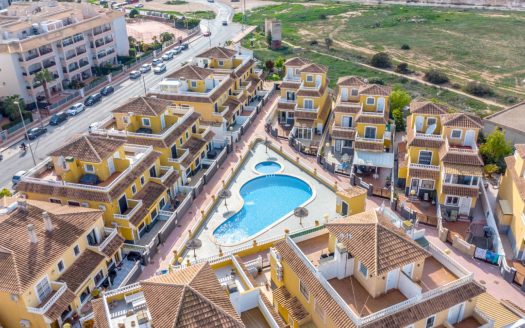 Dom na sprzedaż w Playa Flamenca – 3 sypialnie, ogród i solarium