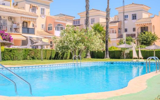Dom szeregowy w Punta Prima z solarium i basenem – Costa Blanca