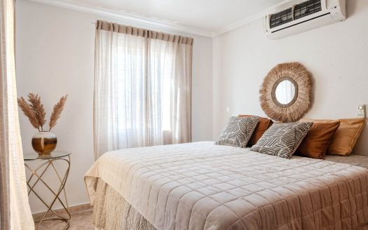 Dom szeregowy w Punta Prima z solarium i basenem – Costa Blanca
