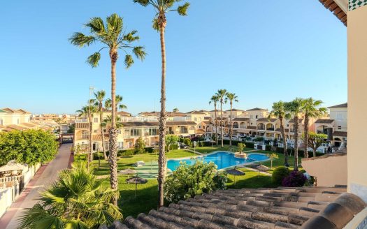 Dom szeregowy w Punta Prima z solarium i basenem – Costa Blanca