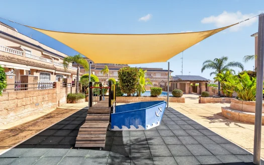Szeregowiec z solarium i basenem na sprzedaż w Villamartin