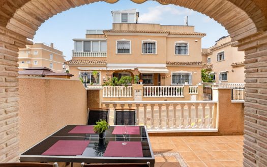 Szeregowiec z solarium i basenem na sprzedaż w Villamartin