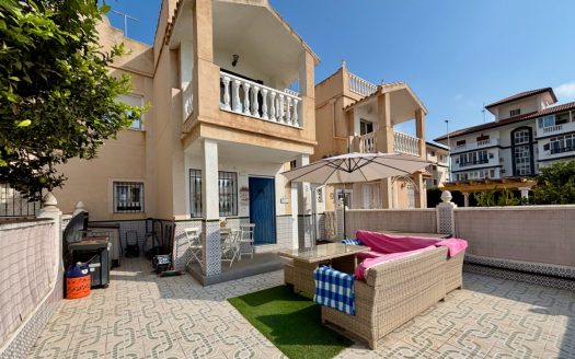 Dupleks na sprzedaż w Torreblanca, Torrevieja – 3 sypialnie, prywatne solarium i basen