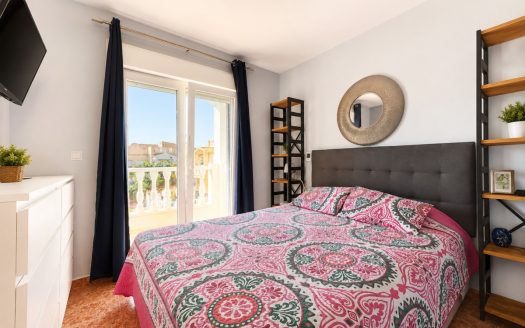 Dupleks na sprzedaż w Torreblanca, Torrevieja – 3 sypialnie, prywatne solarium i basen